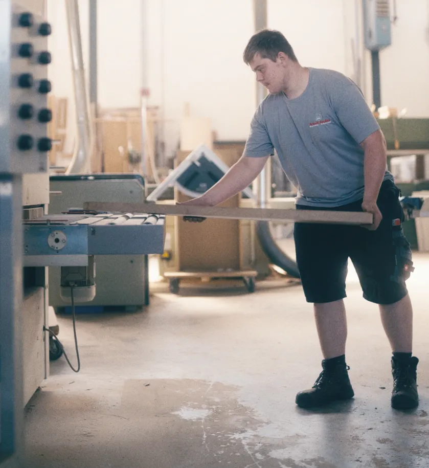 Schreiner bei der Arbeit in der Werkstatt der Schreinerei Arnold Becker